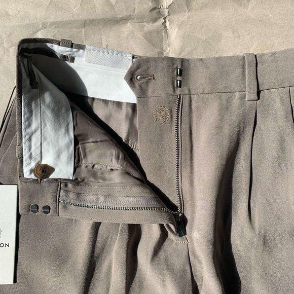 Aritzia Babaton 3" Pleated Mini Short, Felted Taupe, Summer 24, NWT, Sz 4 - Picture 5 of 16